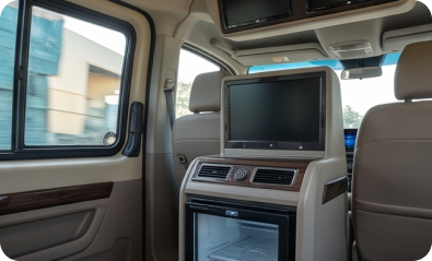 Front view of Force Urbania luxury traveller cab in Delhi